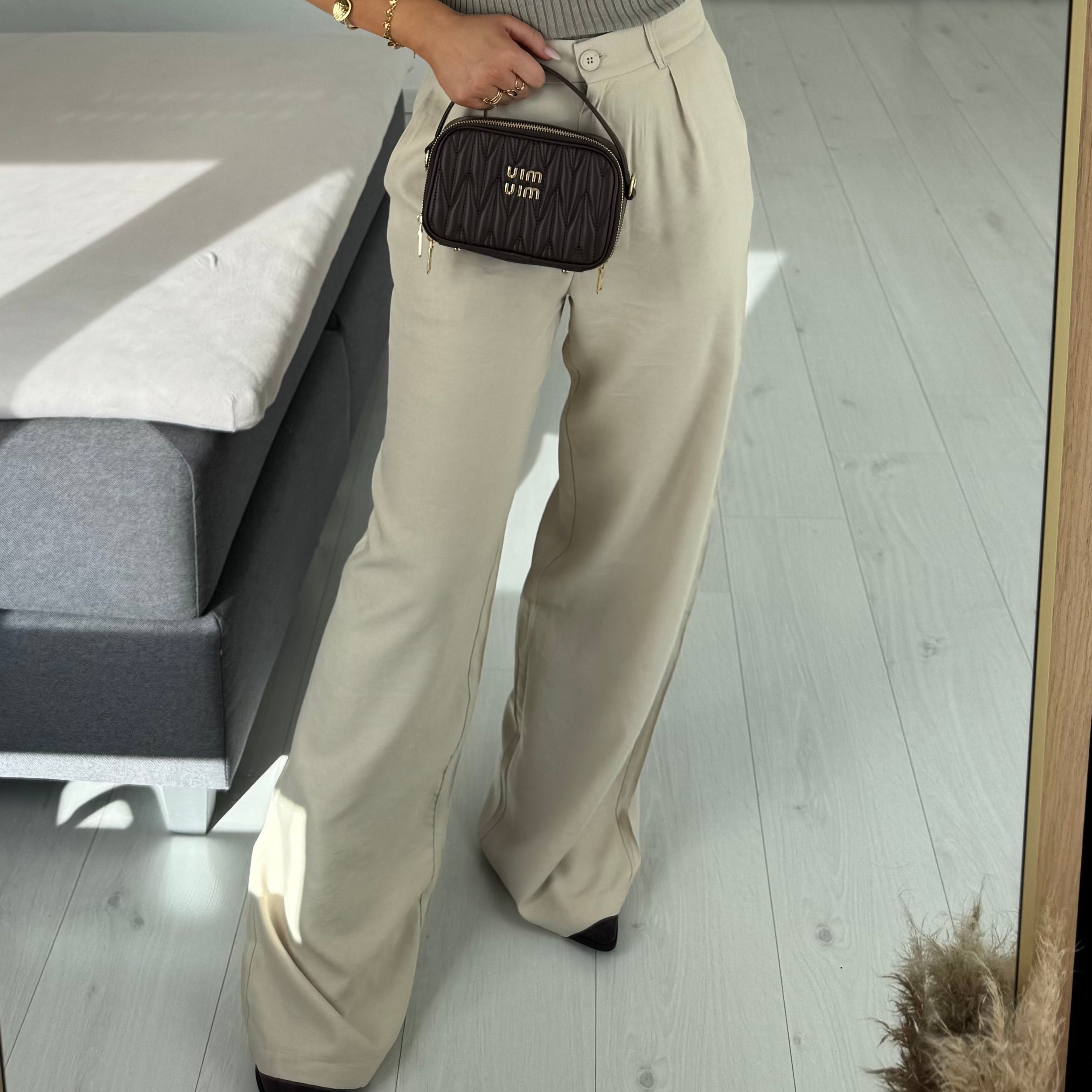 Beige Wide Leg Stoffhose – elegante Anzughose mit fließendem Fall