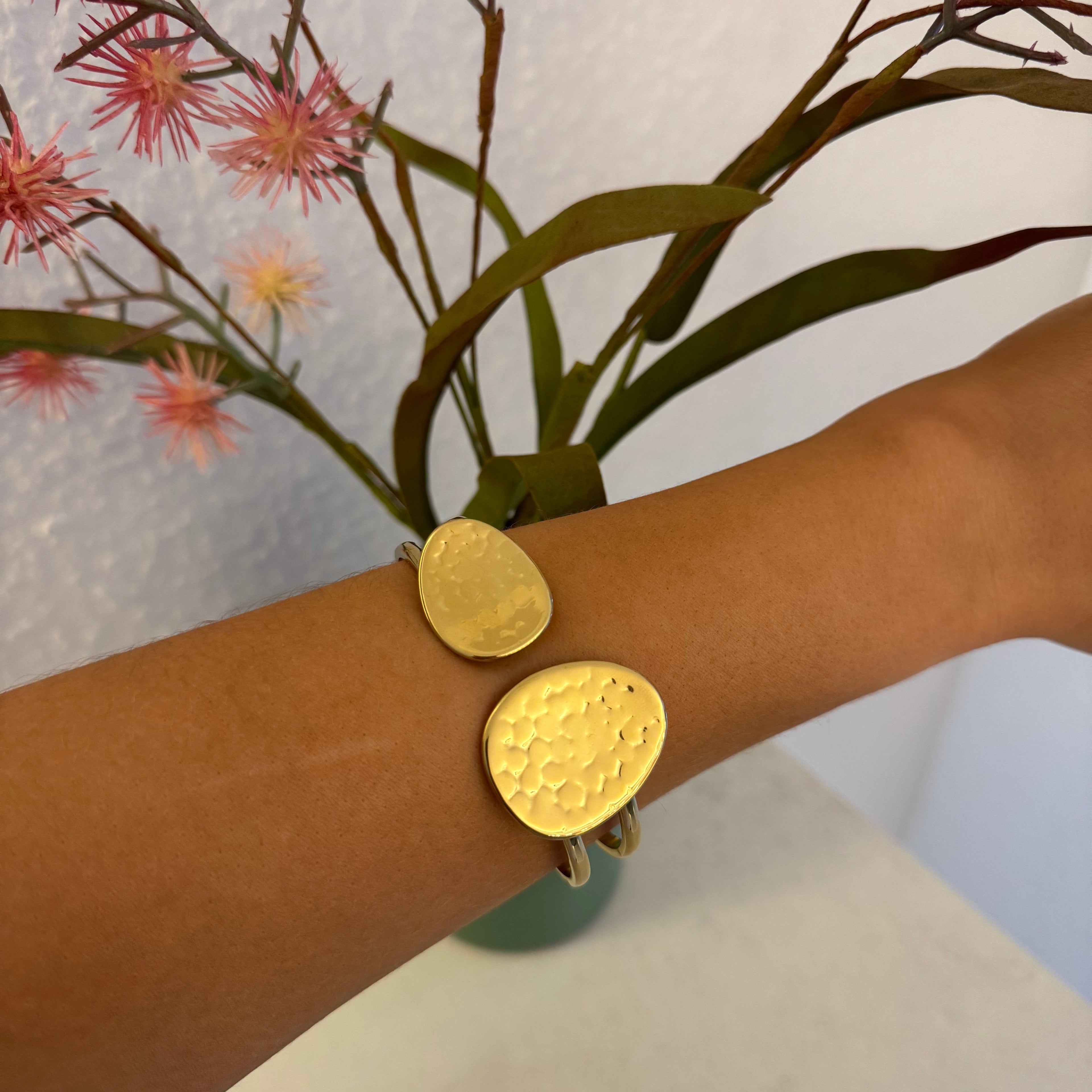 Goldenes Statement Armreif